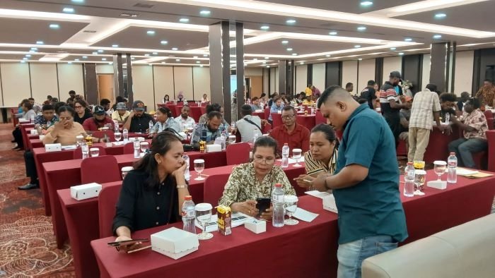 Gallery Foto KPU Mimika Bimtek Penggunaan Aplikasi E-Coklit untuk PPS Tujuh Distrik