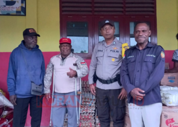 Dinsos Mimika Salurkan Bantuan untuk Warga yang Terkena Dampak Banjir Iwaka