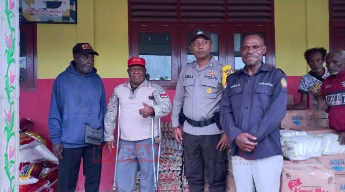 Dinsos Mimika Salurkan Bantuan untuk Warga yang Terkena Dampak Banjir Iwaka