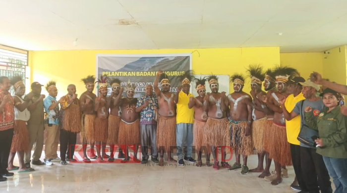 Pengurus Lembaga Masyarakat Aika Wee Dilantik, Falentinus Nimaipo Didaulat Sebagai Kepala Suku