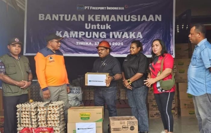 Freeport Gandeng BPBD Salurkan Bahan Makanan untuk Warga Terdampak Banjir Iwaka