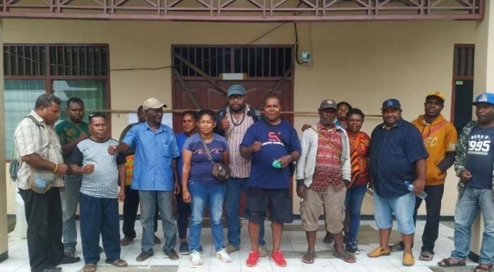 Kecewa Janji Proyek Belum Direalisasi, Kantor Dinas PUPR Papua Tengah Dipalang