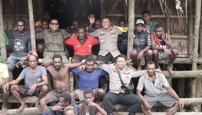 AKBP Samuel D Tatiratu ‘Ketuk Pintu’ Masyarakat Kampung Mbait