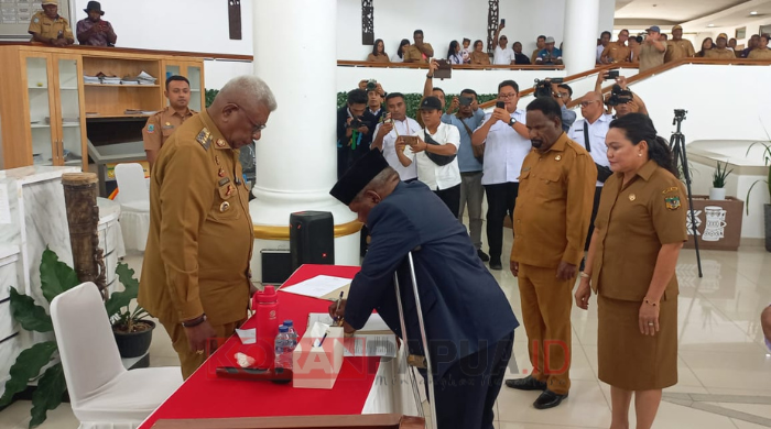 Dilantik Sebagai Pj Sekda Mimika, Johannes Rettob Titipkan Sejumlah Tugas ke Petrus Yumte