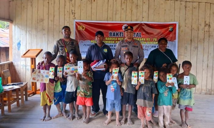 Peringati HUT Bhayangkara ke-78, Satgas ODC Berbagi Kasih dengan Pelajar di Kiwirok