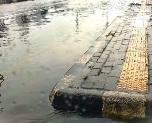 Drainase Tersumbat Sampah, Sejumlah Ruas Jalan di Kota Timika Digenangi Air