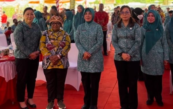 Di Kwamki Narama Ny. Tri Tito Karnavian Serahkan Bantuan Perlengkapan Sekolah dan 600 Bibit Cabe