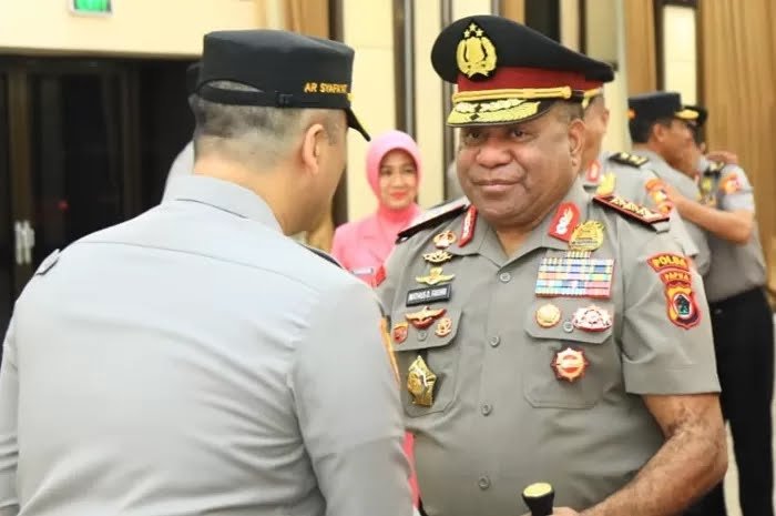 Kapolda Papua Mathius Fakhiri Dianugerahi Pangkat Bintang Tiga