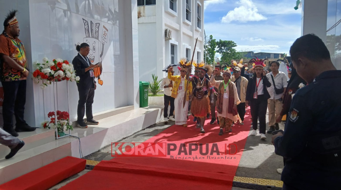 Paslon Maxi-Pegy Resmi Mendaftar ke KPU Mimika, Sebelum Lewati Karpet Merah Sempatkan Mencium Tanah