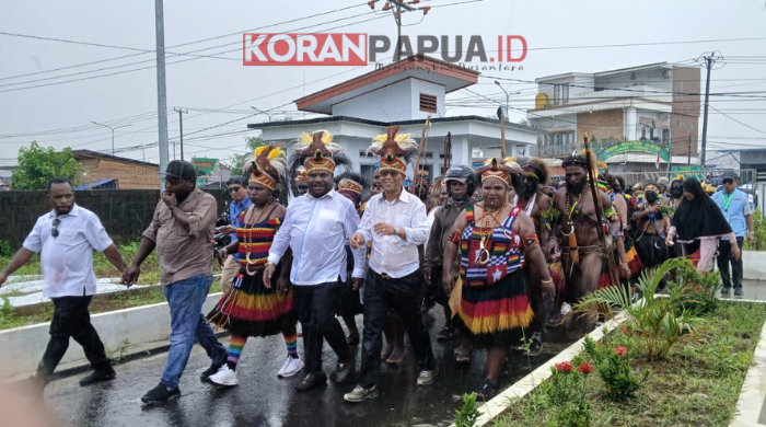 Pertama! Di Tengah Hujan Lebat, Paslon AIYE Mendaftar di KPU Mimika