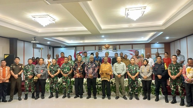 Lantik Pengurus FKUB dan FPK, Johannes Rettob Ingatkan Jaga Toleransi dan Rawat Perdamaian di Mimika