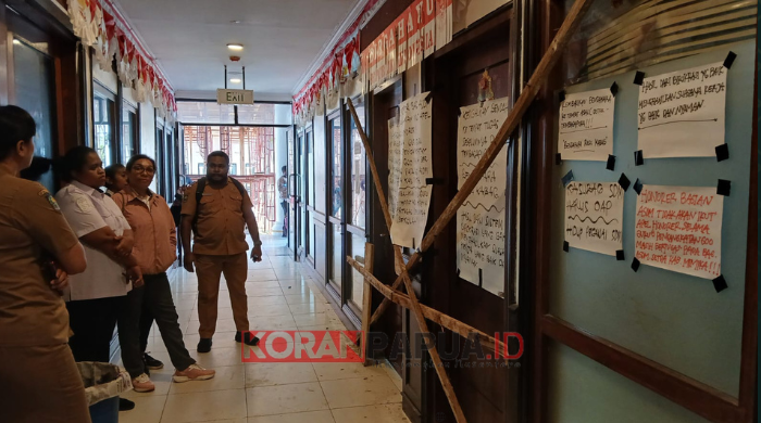 Pintu Ruangan Bagian SDM Setda Mimika Dipalang, Akan Dibuka Kembali Setelah Plt. Bupati Temui Mereka