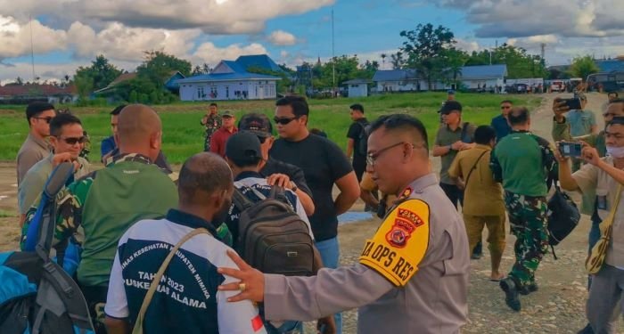Pilot Helikopter yang Dibunuh KKB Bukan Intelejen, Nakes dan Guru di Alama Dievakuasi ke Timika