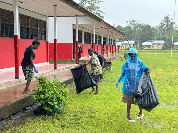 Freeport Berbagi Ceria Bersama Masyarakat Nayaro, Lakukan Pembersihan Kampung hingga Makan Bersama 700 Warga