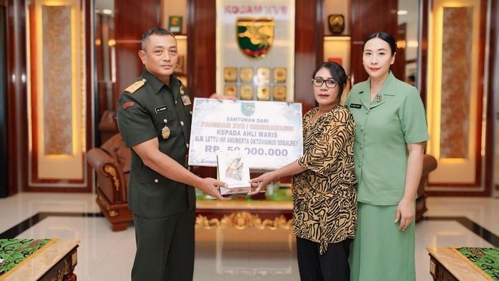 Pangdam Cenderawasih Serahkan Santunan Rp552.363.200 untuk Keluarga Almarhum Lettu Oktovianus Sogalrey