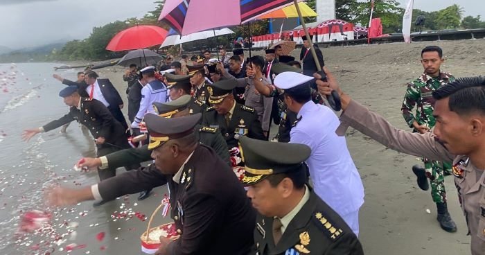 Peringati HUT RI ke-79, Pemerintah Daerah, TNI-Polri Tabur Bunga di Pantai Nabire
