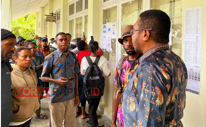 Keluhkan Pembelian E-Materai, Puluhan Pelamar CPNS 2024 di Mimika Datangi Kantor BKPSDM