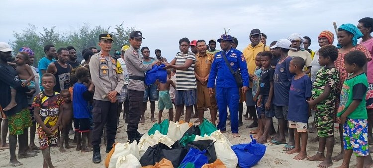 Kapolres Mimika Salurkan Bansos untuk Masyarakat Tiga Kampung di Distrik Mimika Barat Tengah