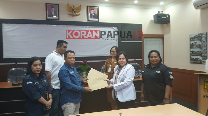 Ketua Tim Dokter RSUD Mimika Serahkan Hasil Pemeriksaan Kesehatan Tiga Paslon, Hironimus: Semua Paslon Dinyatakan Mampu dan Bebas Narkotika