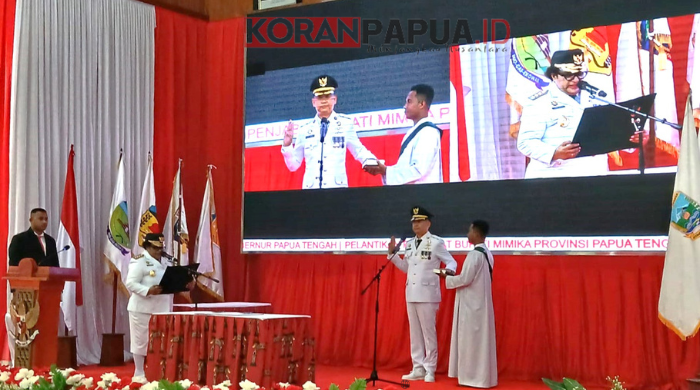 Sebut Birokrasi Mimika Lagi ‘Sakit’, Dr. Ribka Haluk Perintahkan Valentinus Lakukan Penyembuhan