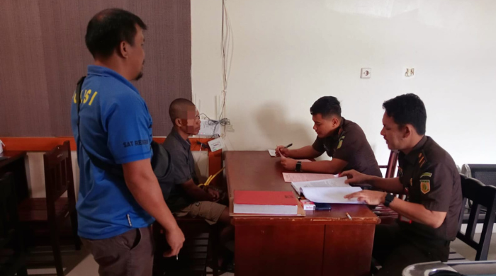 Tersangka Pencurian Uang Rp15,6 Juta di Jalan WR Supratman Diserahkan ke Kejari Mimika