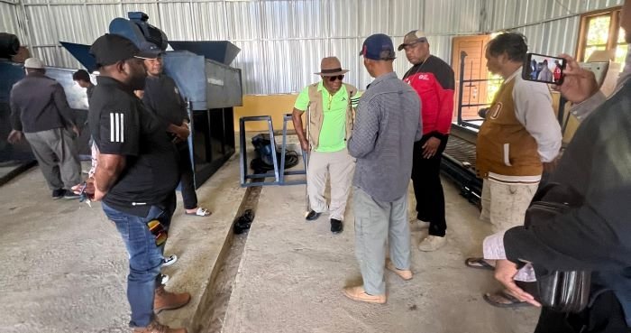 Mesin Gibrik Daur Ulang DLH Mimika dengan Kapasitas Empat Ton Perhari dalam Proses Instalasi Jaringan Listrik