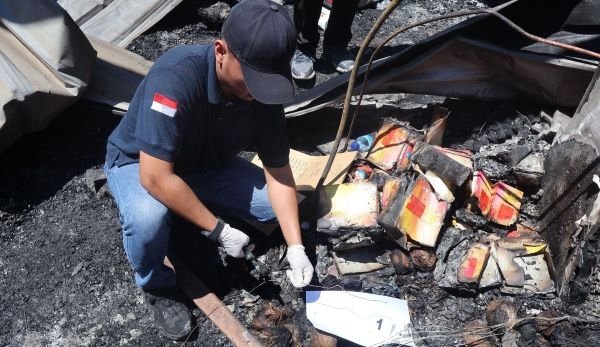 Polda Papua Lakukan Olah TKP Peristiwa Kebakaran yang Hanguskan Lima Ruko di Jayapura