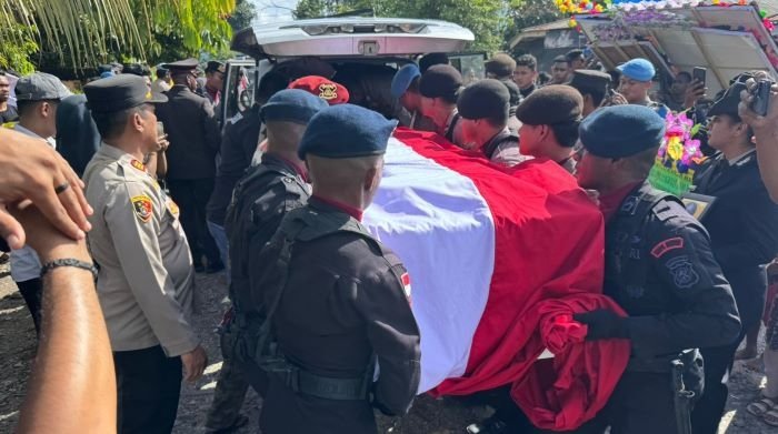 Wakapolres Mimika Pimpin Penghormatan Terakhir kepada Alm. Bripda Alex Marthen Rumbiak