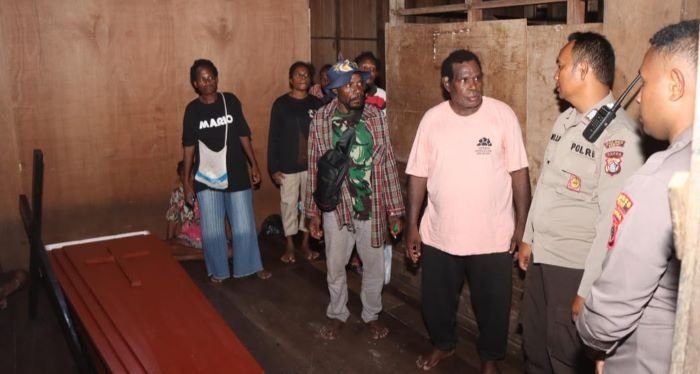 Polres Asmat Bantu Peti Jenazah dan Bapok untuk Keluarga Almarhumah Bernadeta Boto Yaisi