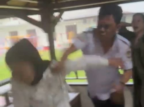 Viral ! Diduga Lindungi Wanita Selingkuhan, Oknum ASN Pemkab Mimika Pukul Perempuan Hingga Terjatuh