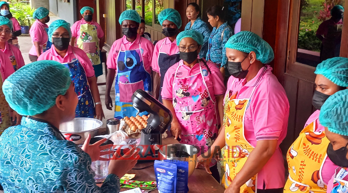 Pengurus PKK Distrik Mimika Baru Dilatih Cipta Menu B2SA Berbasis Pangan Lokal