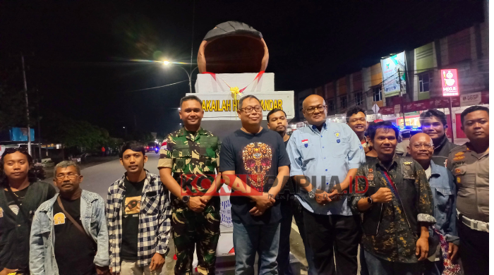 Tugu Helm di Bundaran SP2 Timika, Ingatkan Pengendara Pakai Helm, Brigjend Pol Faizal Ramdani Beri Apresiasi