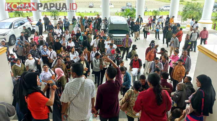 Satu Tahun Tidak Ada Kejelasan SK, Ratusan Guru PPPK Datangi Kantor Bupati Mimika