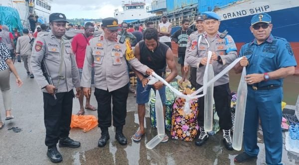 Polisi Sita 300 Liter Sopi Milik Penumpang Tatamailau yang Turun di Timika, Pemiliknya Kabur