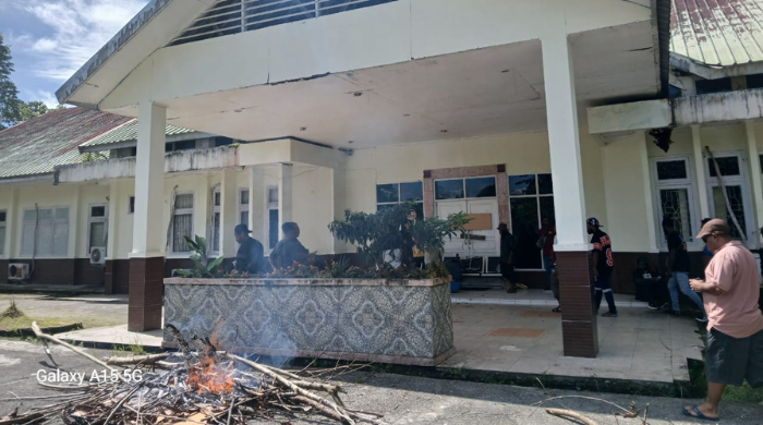 Kecewa Hasil Seleksi CPNS, Pemuda Tujuh Suku Palang Kantor BKPSDM Mimika