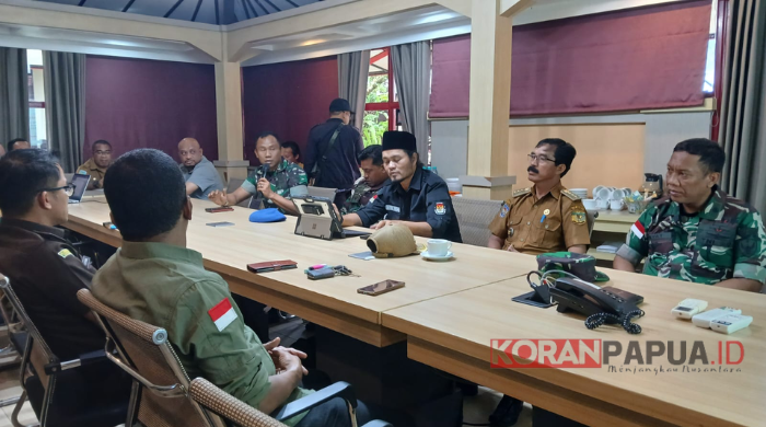 Malam Ini Satpol PP, Bawaslu dan KPU Bersihkan APK di Seputaran Kota Timika