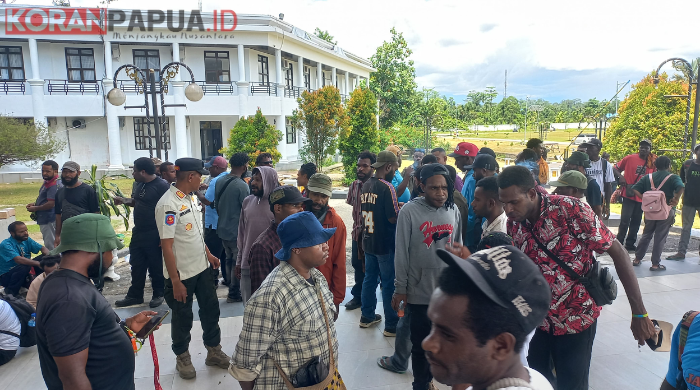 Geruduk Kantor Bupati Mimika, Massa Minta Pelamar CPNS OAP Harus Lulus 100 Persen