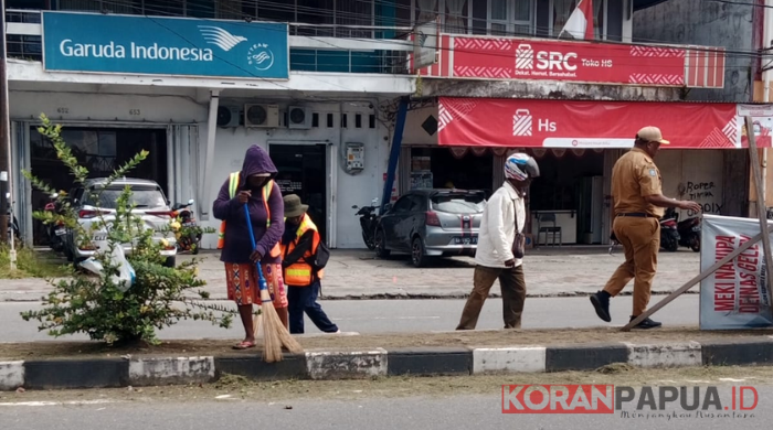 DLH Menata RTH Dalam Kota Timika, Frans Kambu Ingatkan Warga Buang Sampah Sesuai Aturan Perda