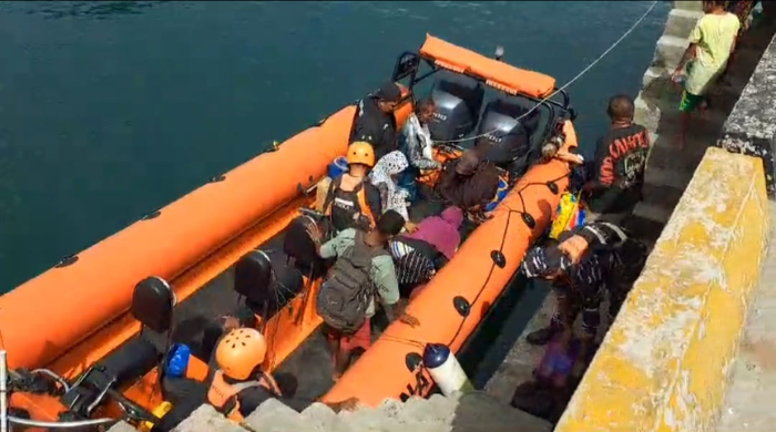 Tim SAR Evakuasi Sebelas Korban Tabrakan Long Boat di Kaimana, Pencarian Ditutup