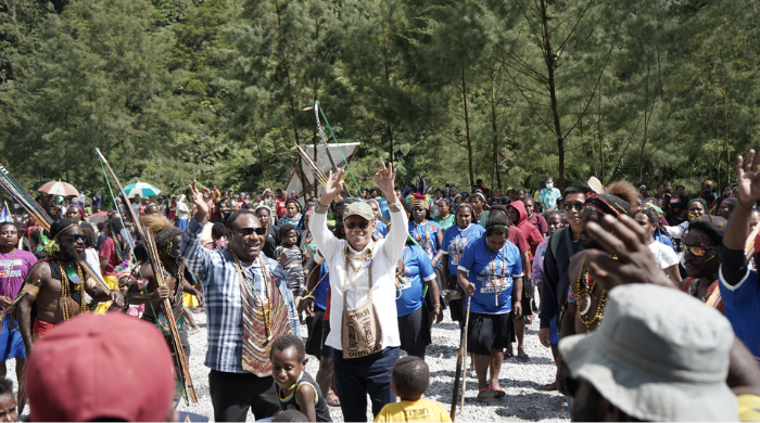 Di Hadapan Ribuan Warga, AIYE Komitmen Lanjutkan Pembangunan Jalan Timika – Banti