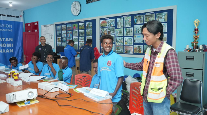 Freeport Gandeng Keuskupan Timika Bekali 20 Pemuda Kamoro Pelatihan Keterampilan Pertukangan