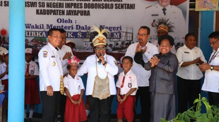 Wamendagri Ribka Haluk Tinjau Uji Coba Pemberian Makanan Sehat di SDN Dobonsolo Sentani
