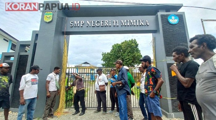 Pertanyakan Status Tanah, Lemasa dan Lemasko Palang SMPN 11 Timika