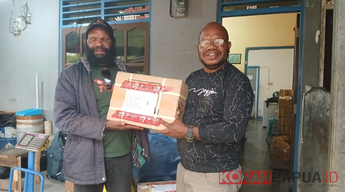 Ketua AMKI Papua Tengah Donasikan 1.000 Alkitab Bahasa Damal untuk Jemaat Klasis Kingmi Beoga Barat