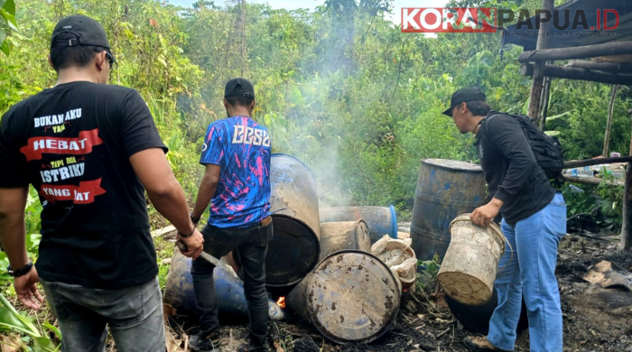 Pantau Melalui Drone, AKP Limbong Pimpin Personil Gabungan Gerebek Lokasi Penyulingan Miras di Hutan Timika