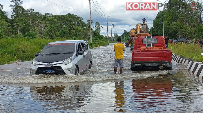 Air Sungai Meluap Genangi Ruas Jalan SP-SP5, Warga Limau Asri Timur Palang Jalan
