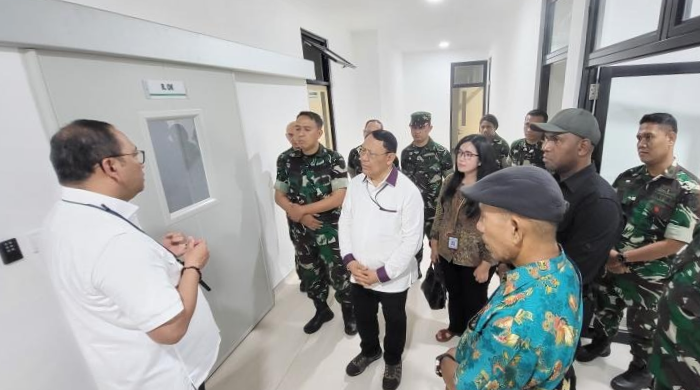 Ketum Panitia Natal Nasional Berbagi Kasih di Timika, Serahkan Bantuan Tujuh Kursi Roda dan Paket Nutrisi Balita Senilai Rp440 Juta