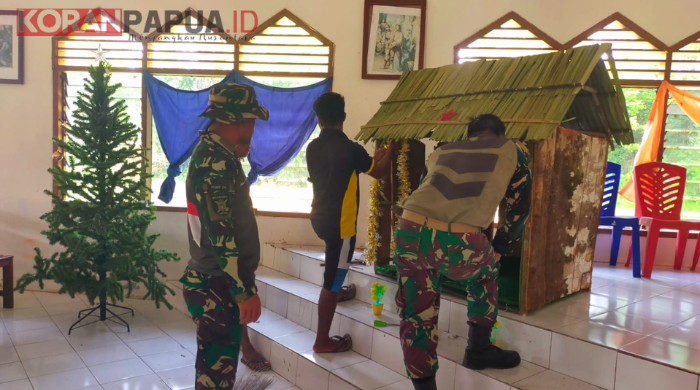 Prajurit Yonif 611 Kutai Bantu Warga Dekorasi Rumah Natal di Kampung Nayaro