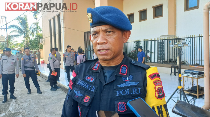 Pastikan Ibadah Natal Berjalan Aman, Tim Jibom Brimob Sterilisasi Empat Gereja di Timika