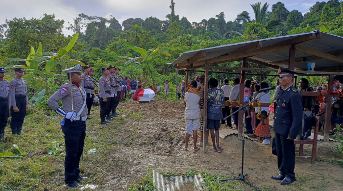 Sebagai Bentuk Rasa Hormat dan Penghargaan, Briptu Nikson Kobar Dimakamkan Secara Kedinasan
